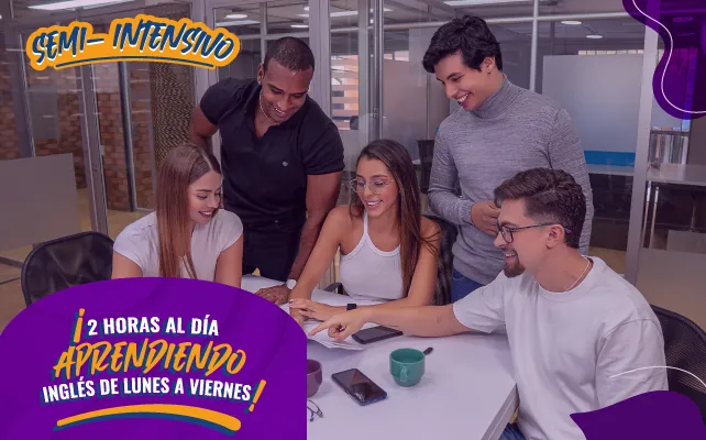 Grupo de estudiantes aprendiendo en el curso de inglés semi-intensivo de lunes a viernes